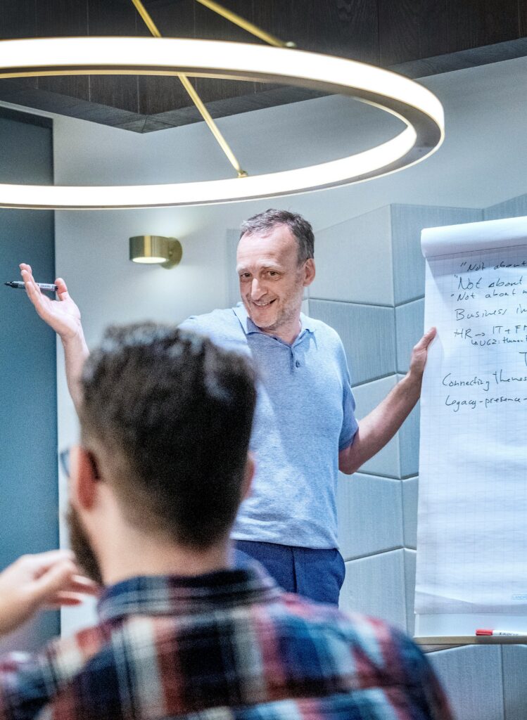 Docent geeft uitleg tijdens theoriecursus