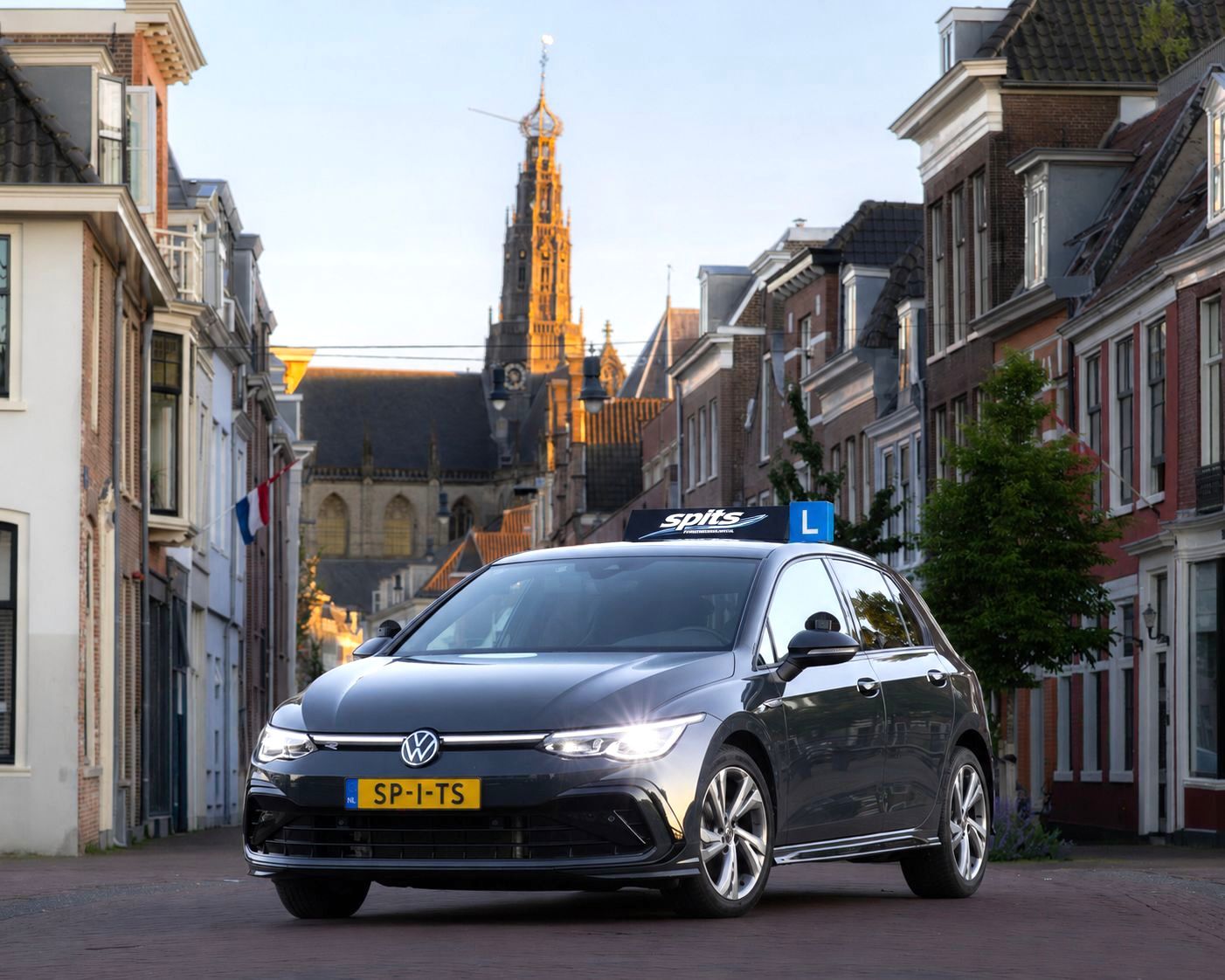 Lesauto van Theorieopleiders bij de cursuslocatie in Haarlem